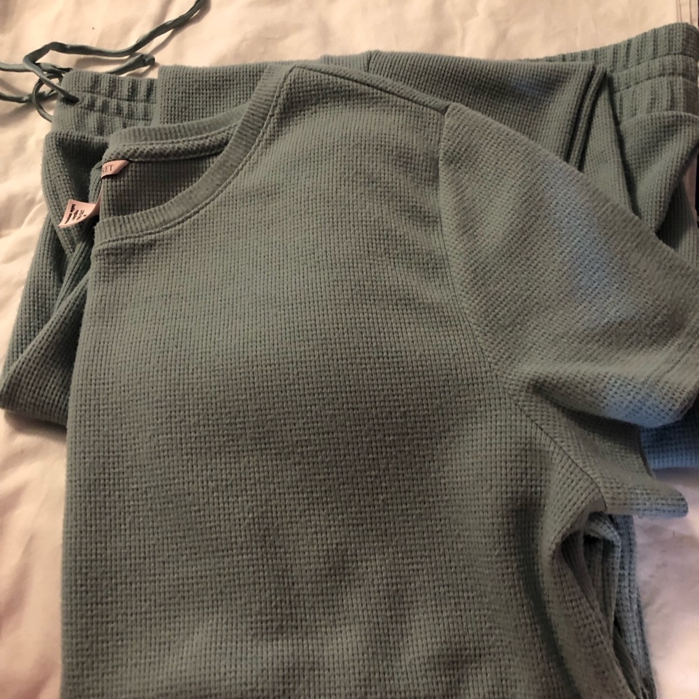 Victoria Secrets 2 Piece Lounge Set Pullover Top Draw String Pants EUC - Picture 8 of 8